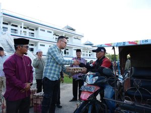 Jumat Barokah, BAZNAS Labusel Berbagi Sembako Untuk Penarik Betor