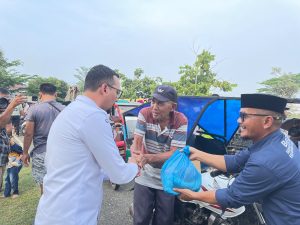 Kolaborasi BAZNAS Labusel dan Karang Taruna Labusel untuk Membantu Masyarakat Pekerja Rentan  